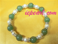 white 7-8mm cultured pearl bracelet with green aventurine