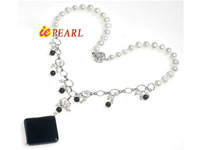 freshwater cultured white pearl necklace with agate pendant