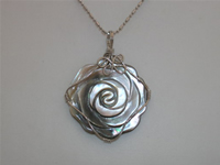 30mm flower-shape shell pendant with 18GP mounting