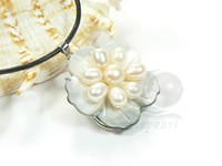 30mm flower-design shell pendant with eight freshwater pearls