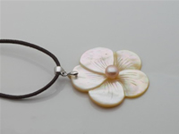 40mm flower-design shell pendant with one 7-8mm pearl