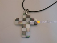 30*50mm Cross pendant in white & black shells wholesaling