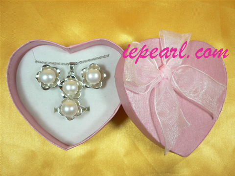 9-9.5mm white pearl necklace with 18k gp fittings